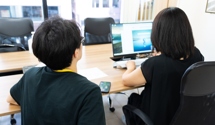 大人に教えている様子の画像