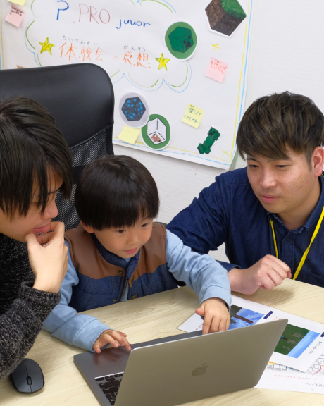 子供に教えている様子の画像